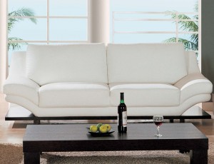 biała sofa ze skóry